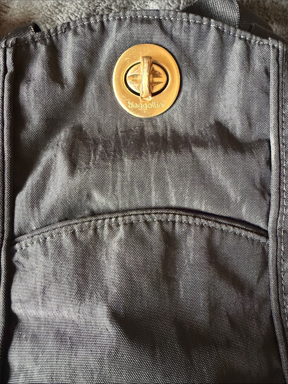 Baggallini Gray Nylon backpack with Gold Turn 🔒